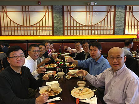 已回国创业的王耀林博士（左1）、杜武博士（右2）和同桌专家分享创业点滴