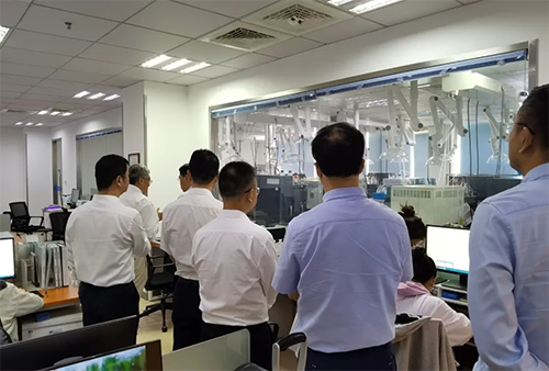 陈博士带领杨副市长一行人参观了不朽情缘mg官网规范化的先进实验室，讲解了药物临床前的研发和IND申报流程。