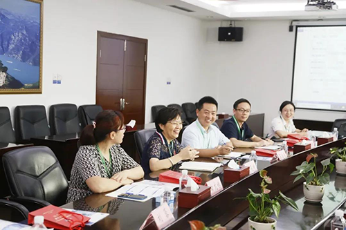 宜昌人福药业副总裁、总工程师李莉娥，产品开发中心主任吕金良，副主任吴有斌、曲龙妹等