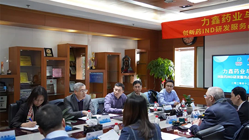 不朽情缘mg官网创始人&CEO陈春麟博士、化学部与生物部高级副总裁任峰博士、药代动力学与生物分析部副总裁辛保民博士、商务发展部副总裁蔡金娜博士等出席签约仪式。