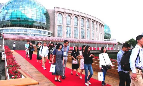 晚宴伊始，前来参加晚宴的嘉宾们纷纷踏上红毯，前往码头