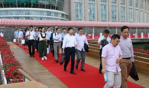 晚宴伊始，前来参加晚宴的嘉宾们纷纷踏上红毯，前往码头